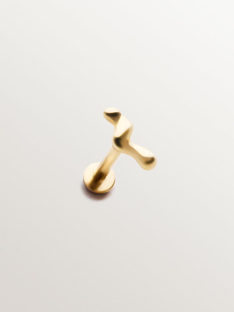 Individual 18K yellow gold piercing with an organic wave shape. image number 5
