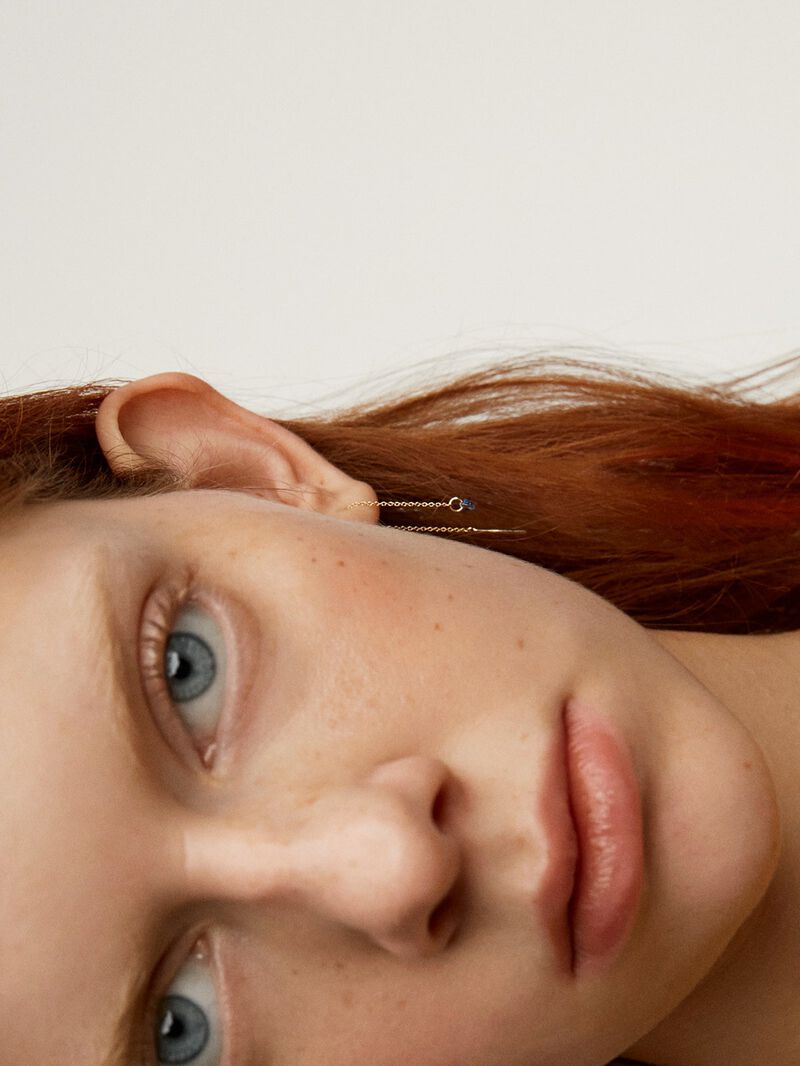 Single 9K yellow gold earring with chain and blue sapphire. image number 2