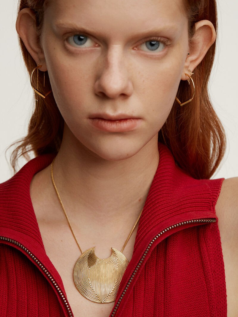Large circular pendant made of 925 silver, bathed in 18K yellow gold with relief. image number 5