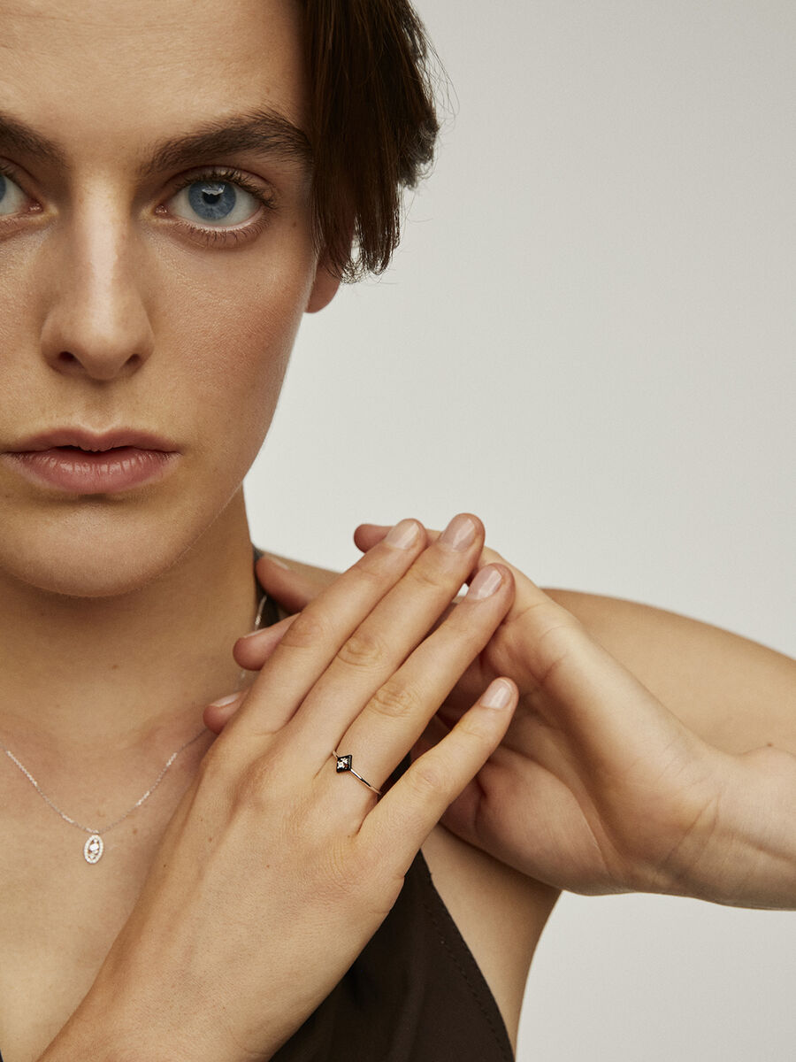 Bague losange en or blanc 18 ct avec diamants et émail noir, J05111-01-BLKENA, hi-res