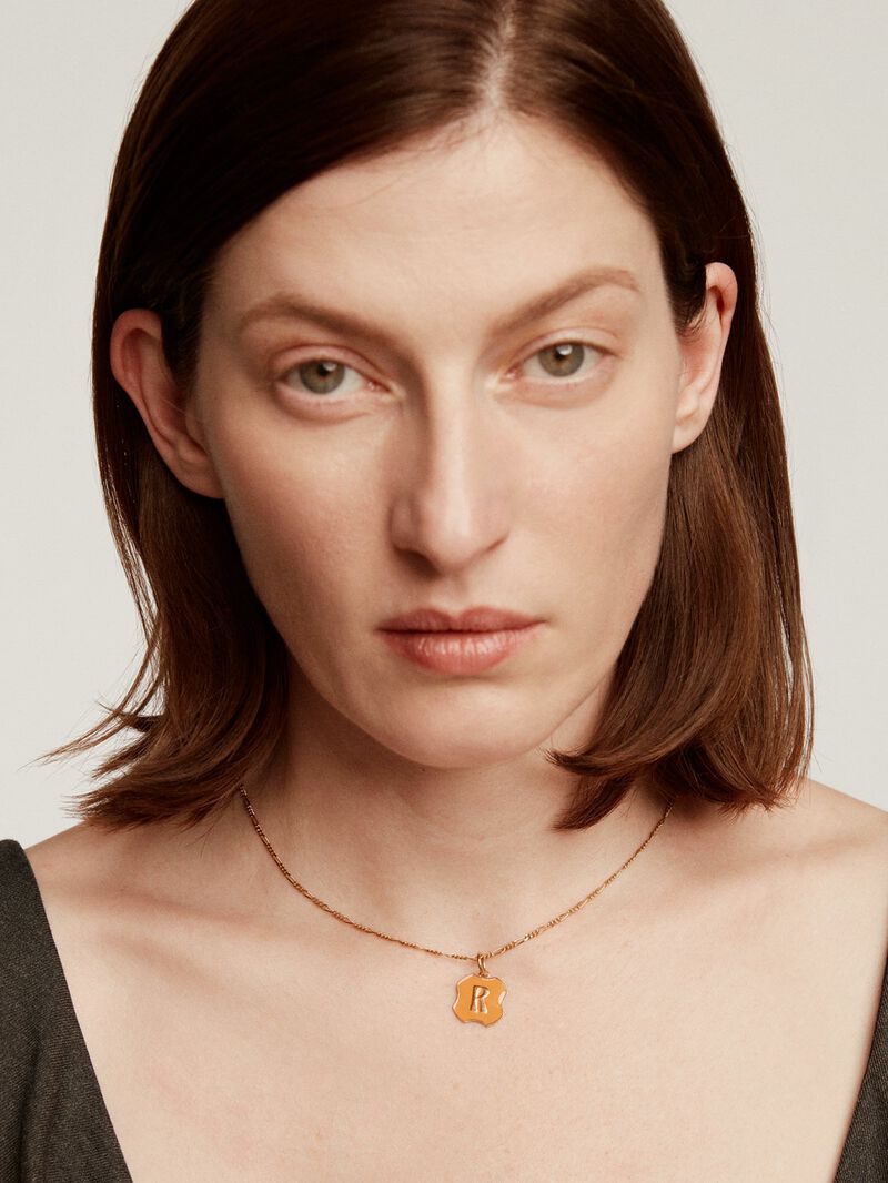 Charm in 925 sterling silver plated in 18K yellow gold with initial R and orange enamel with irregular shape image number 3