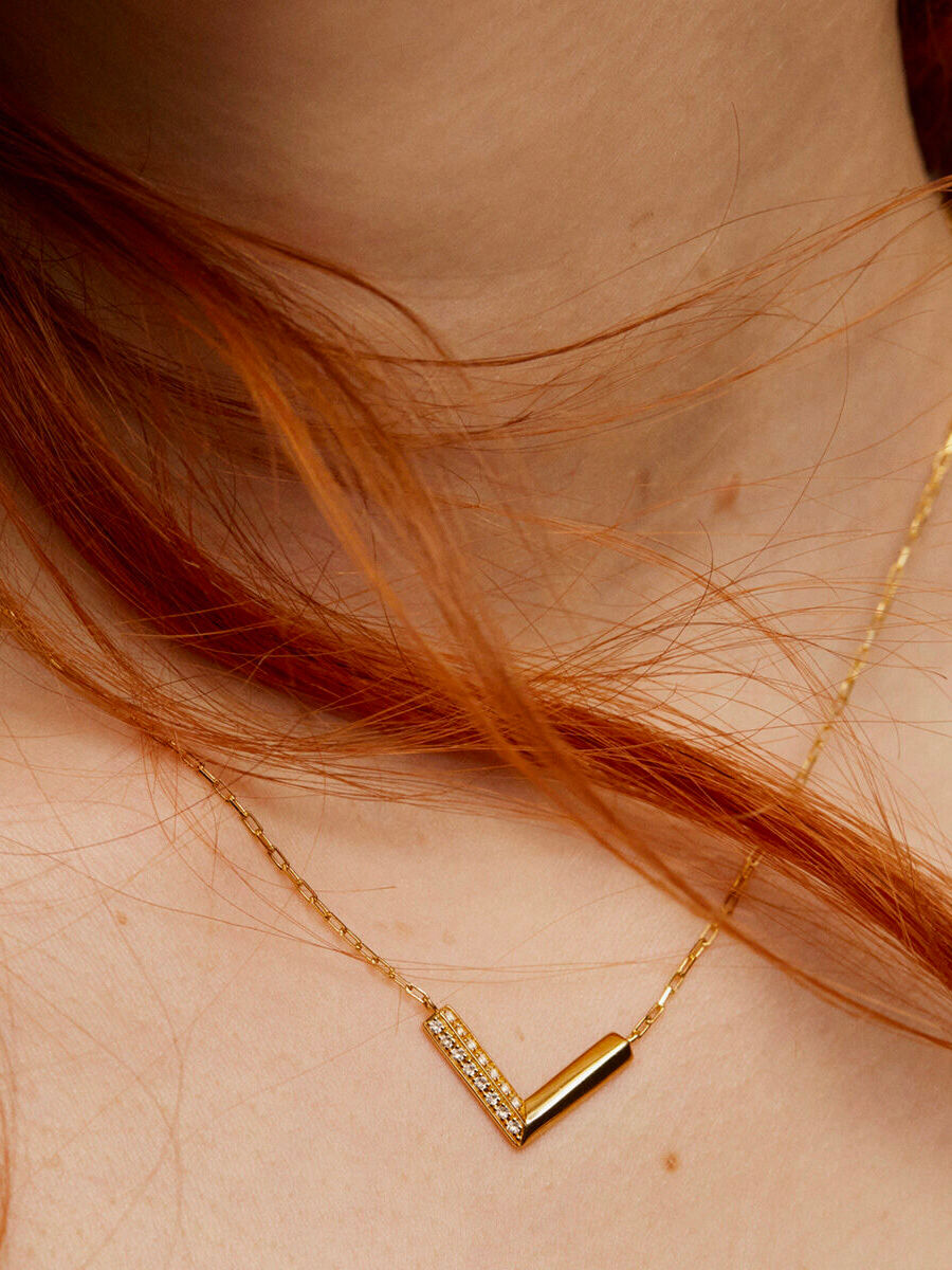 V necklace in 18k yellow gold-plated silver with white topazes, J05196-02-WT, hi-res