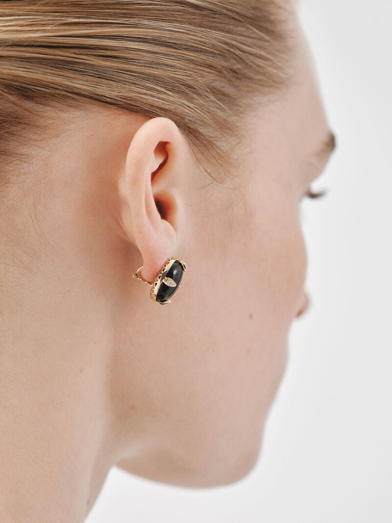 Pendientes de oro amarillo de 18K con ónix negro y diamantes en talla brillante image number 5