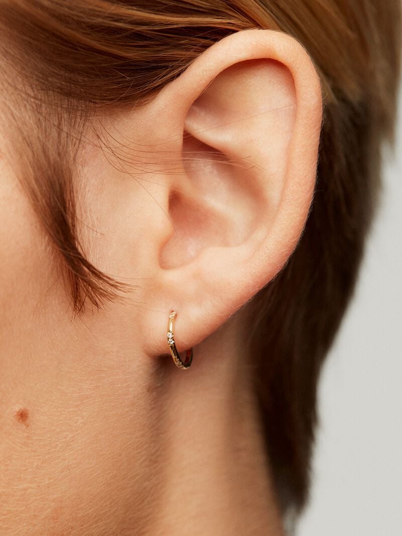 Individual 18K yellow gold hoop earring with diamonds image number 1