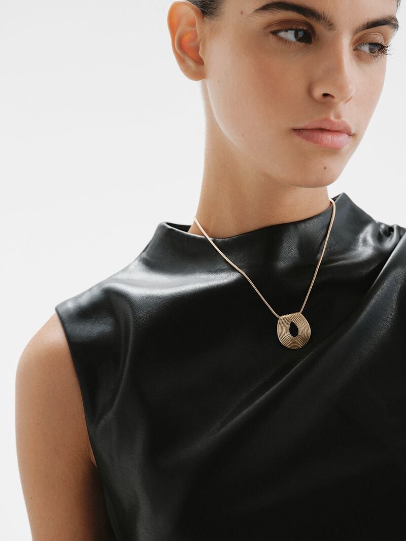Oval pendant made of 925 silver bathed in 18K yellow gold with relief. image number 1