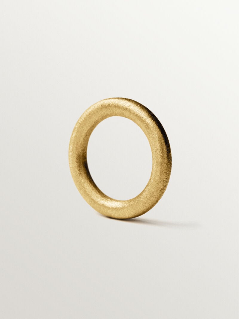 Anillo grande con textura de plata 925 bañada en oro de 18K image number 4