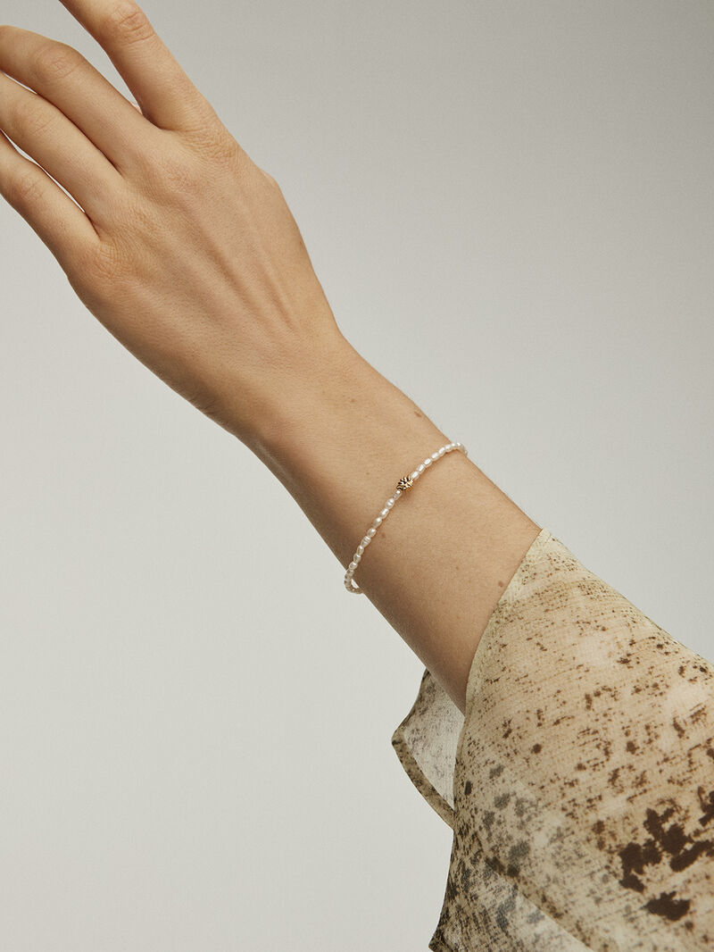 River pearl bracelet with 925 silver lotus flower coated in 18K yellow gold. image number 1