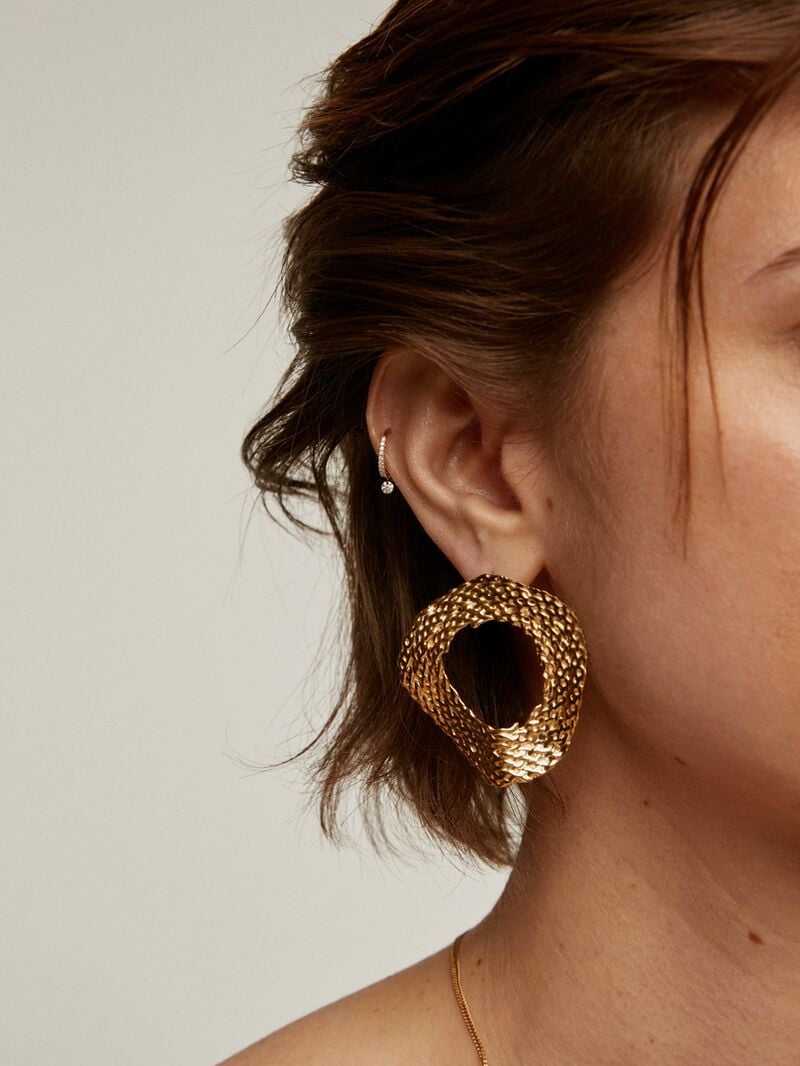 Individual small hoop earring of 18K yellow gold with diamonds. image number 4