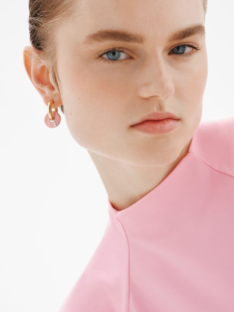 Medium hoop earrings made of 925 silver bathed in 18K yellow gold with pink rhodochrosite. image number 3
