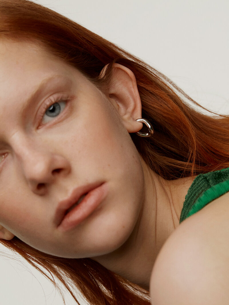 Medium thick 925 silver hoop earrings with a wavy shape. image number 1
