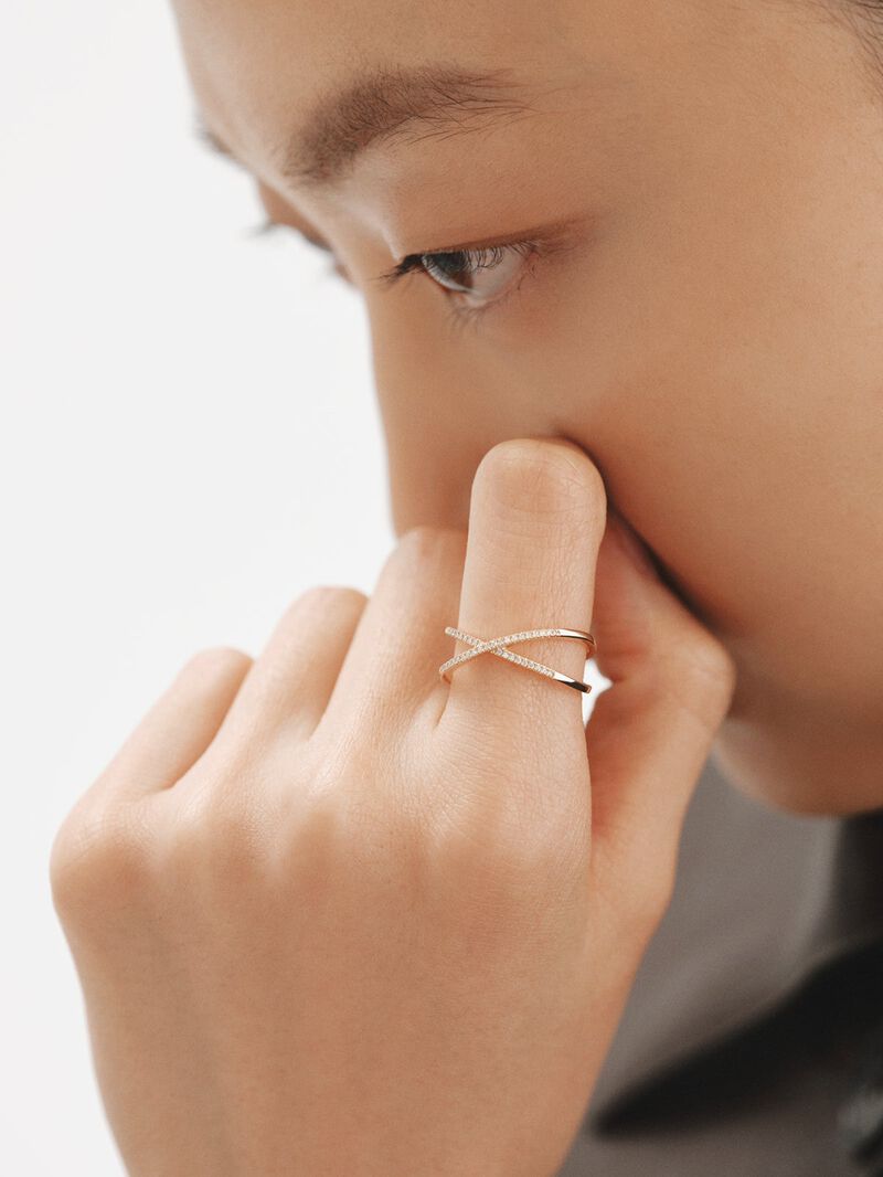 18K yellow gold cross ring with brilliant cut diamonds image number 1