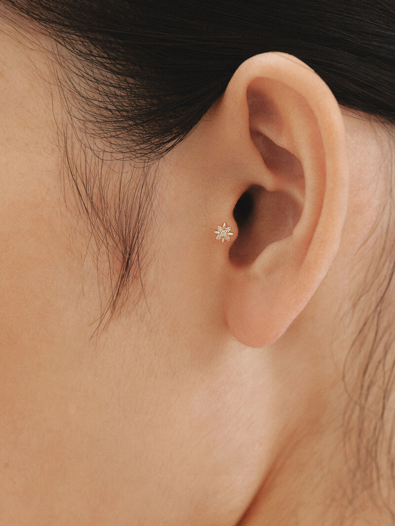 Individual piercing in 18K yellow gold with white diamonds. image number 1