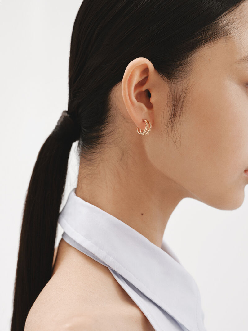 Double hoop earrings made of 925 silver plated in 18K yellow gold with embossing and white topaz. image number 3