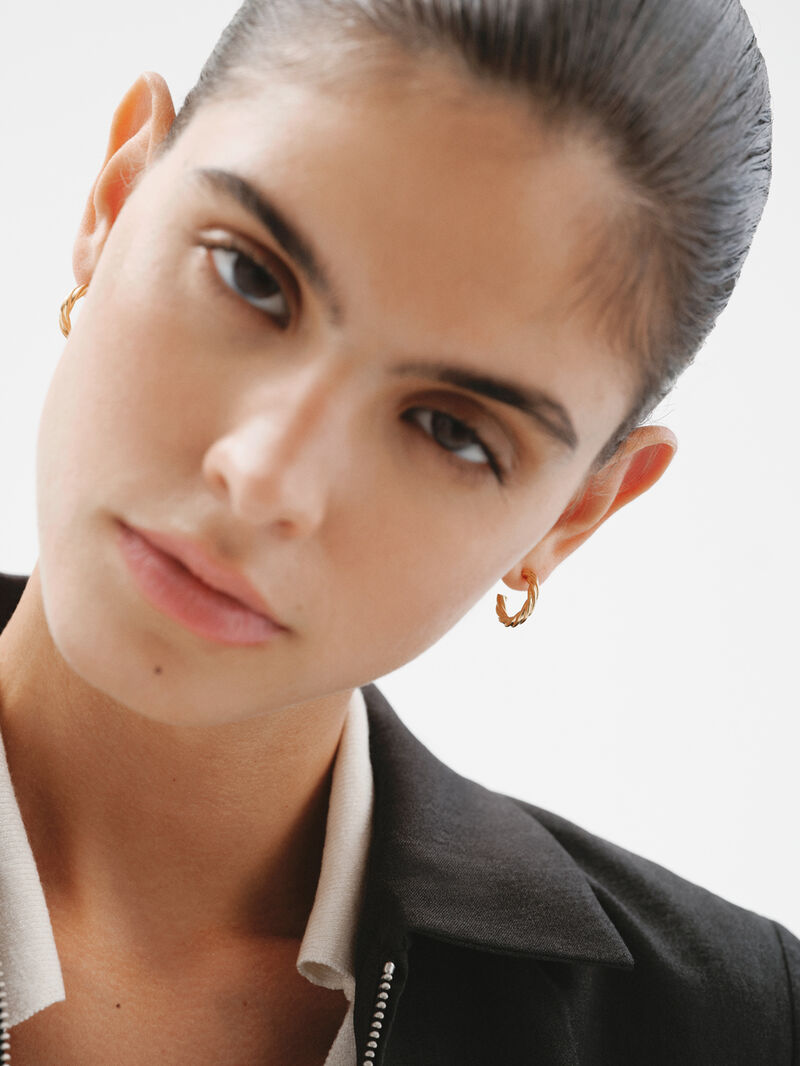Medium hoop earrings made of 925 silver covered in 18k gold with fluted texture. image number 3