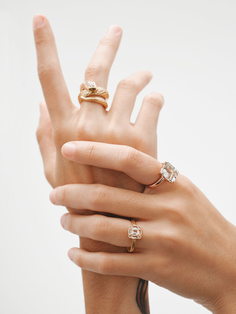 926 Silver ring bathed in 18K yellow gold with gallone finish and white topazes. image number 5