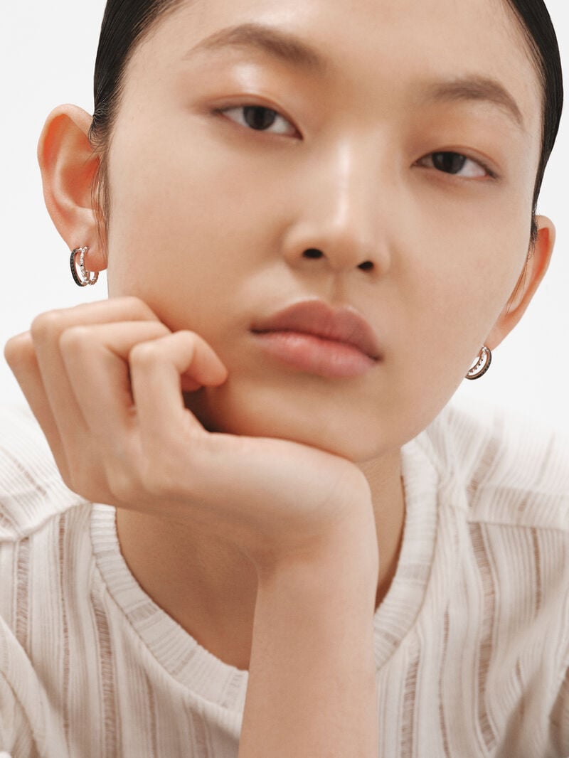 Double hoop earrings made of 925 silver with embossing and black spinels image number 3