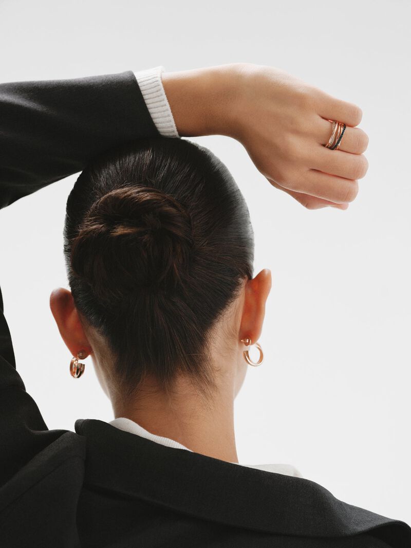 Medium double hoop earrings made of 925 silver, coated in 18K rose gold. image number 5