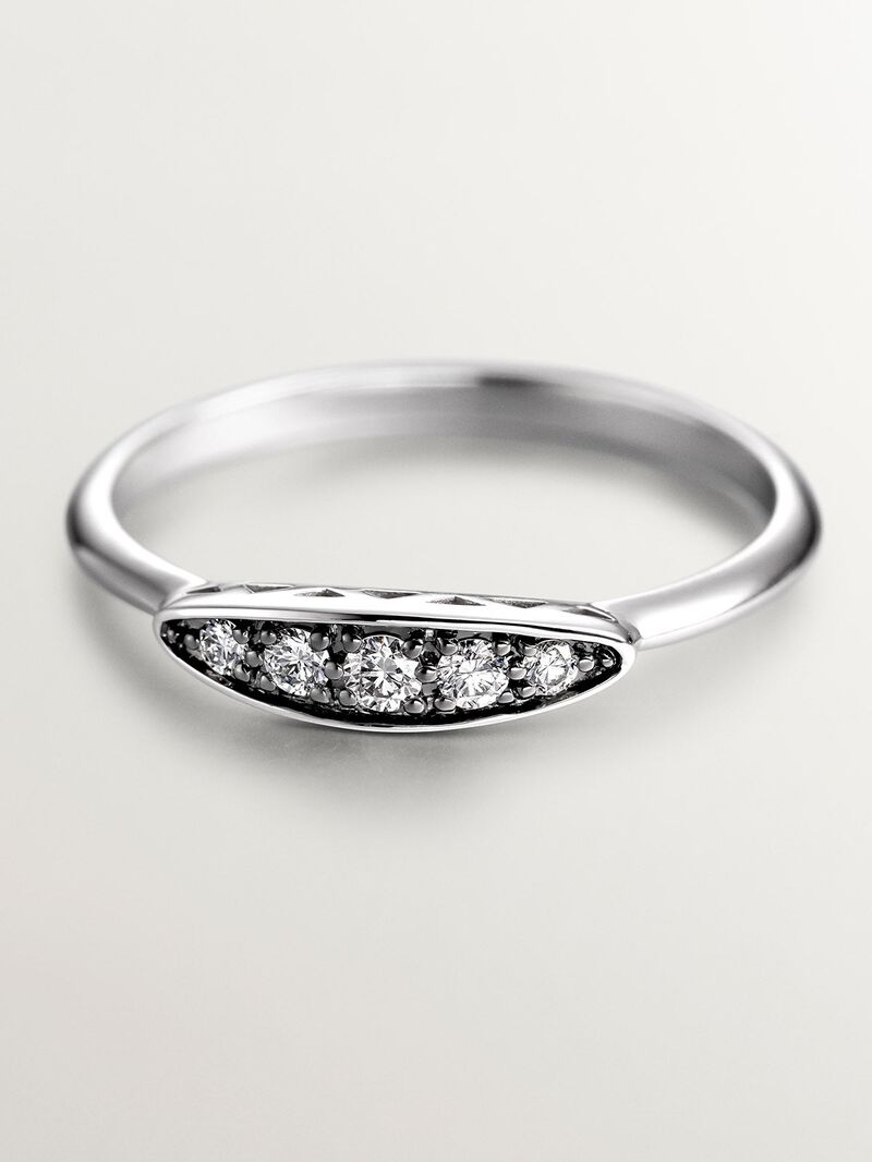 18K white gold ring with aged effect and brilliant cut diamond image number 6