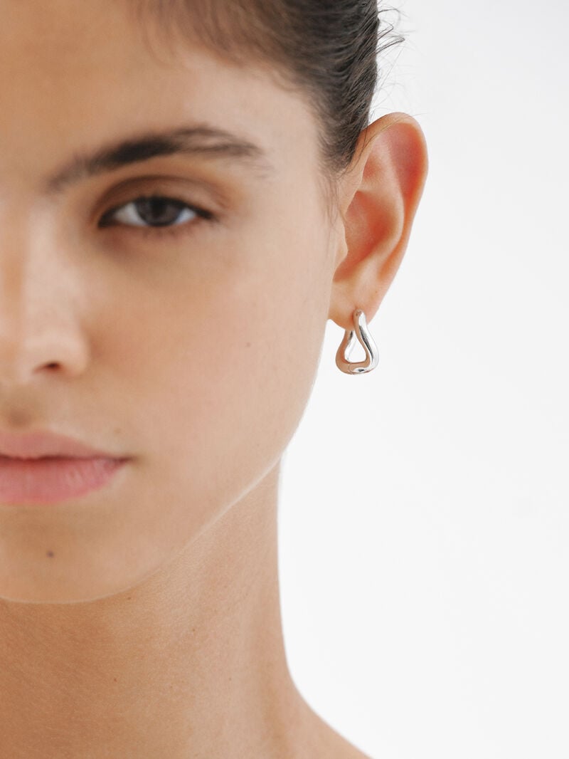Medium thick 925 silver hoop earrings with a wavy shape. image number 1