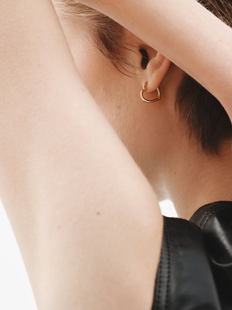 925 Silver hoop earrings gold-plated in 18K yellow gold in the shape of a heart. image number 3