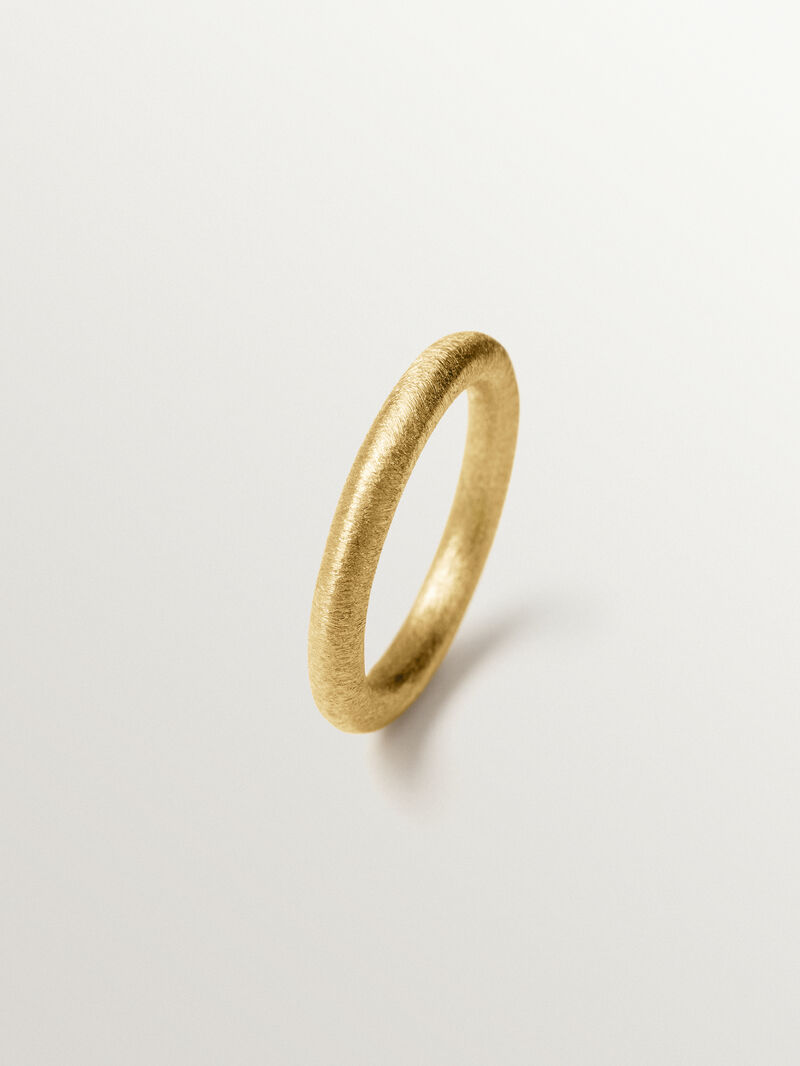 Anillo pequeño con textura de plata 925 bañada en oro de 18K image number 0