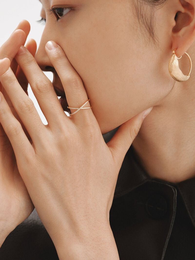 Medium hoop earrings made of 925 silver coated in 18K yellow gold with relief and irregular shape. image number 5