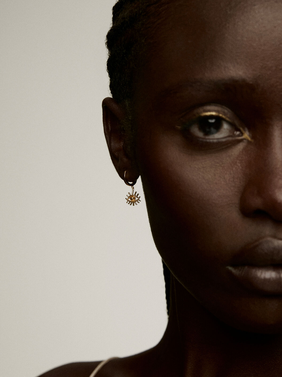 Eye hoop top