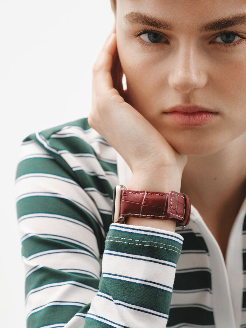 Garnet leather Apple Watch band image number 3
