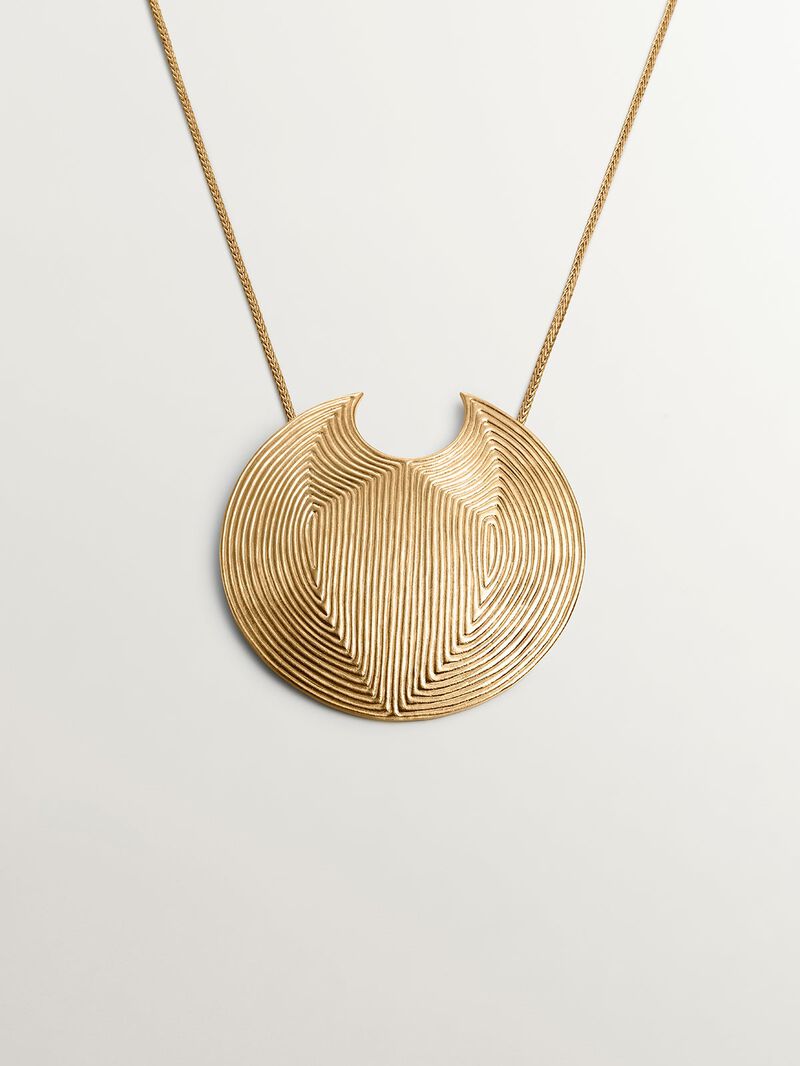 Large circular pendant made of 925 silver, bathed in 18K yellow gold with relief. image number 0