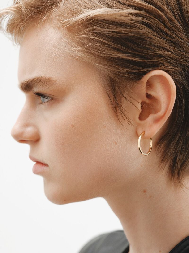 Medium-sized hoop earrings made of 925 silver, coated in 18K yellow gold. image number 3