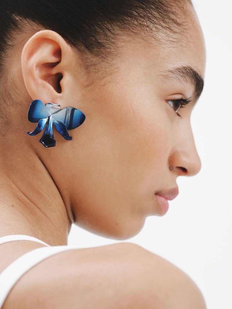 Orchid-shaped 925 silver earrings, gradient blue enamel and polished effect image number 2