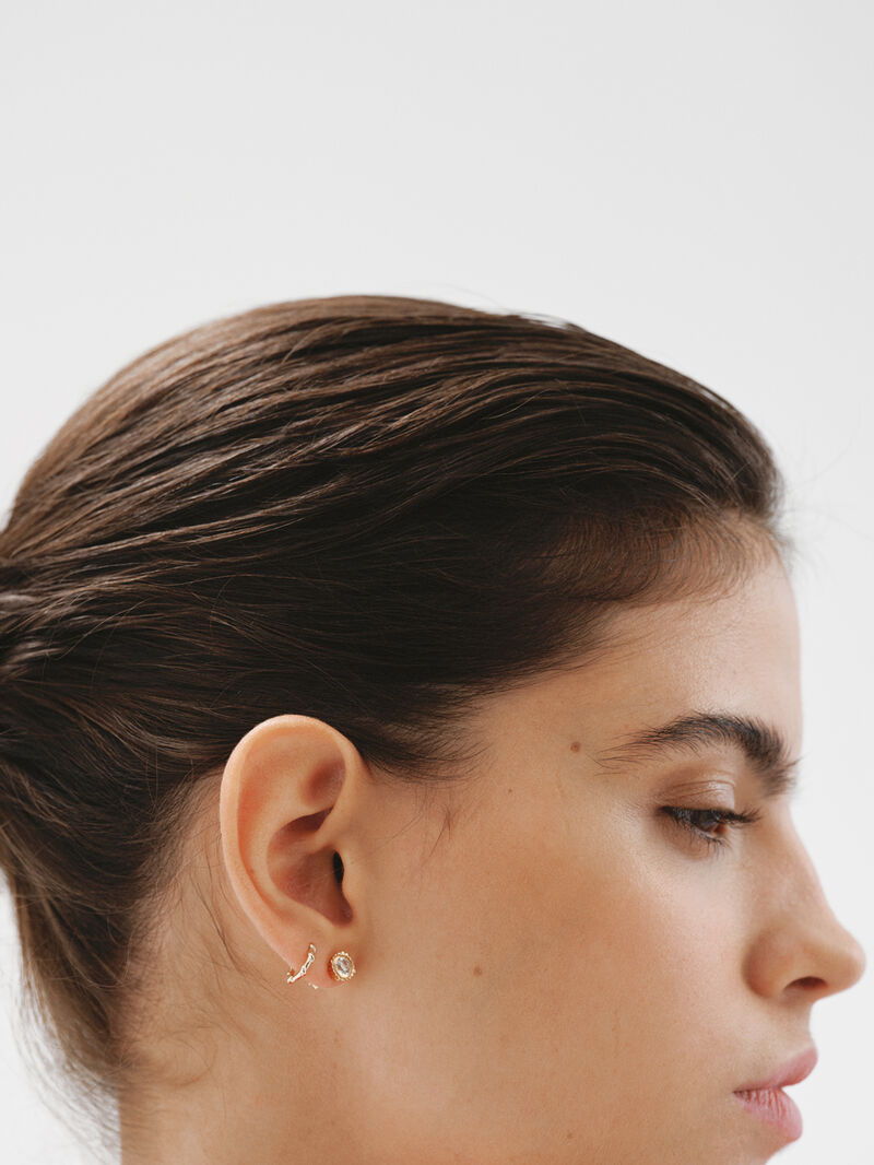 Individual yellow gold 9K earring with embossing. image number 5