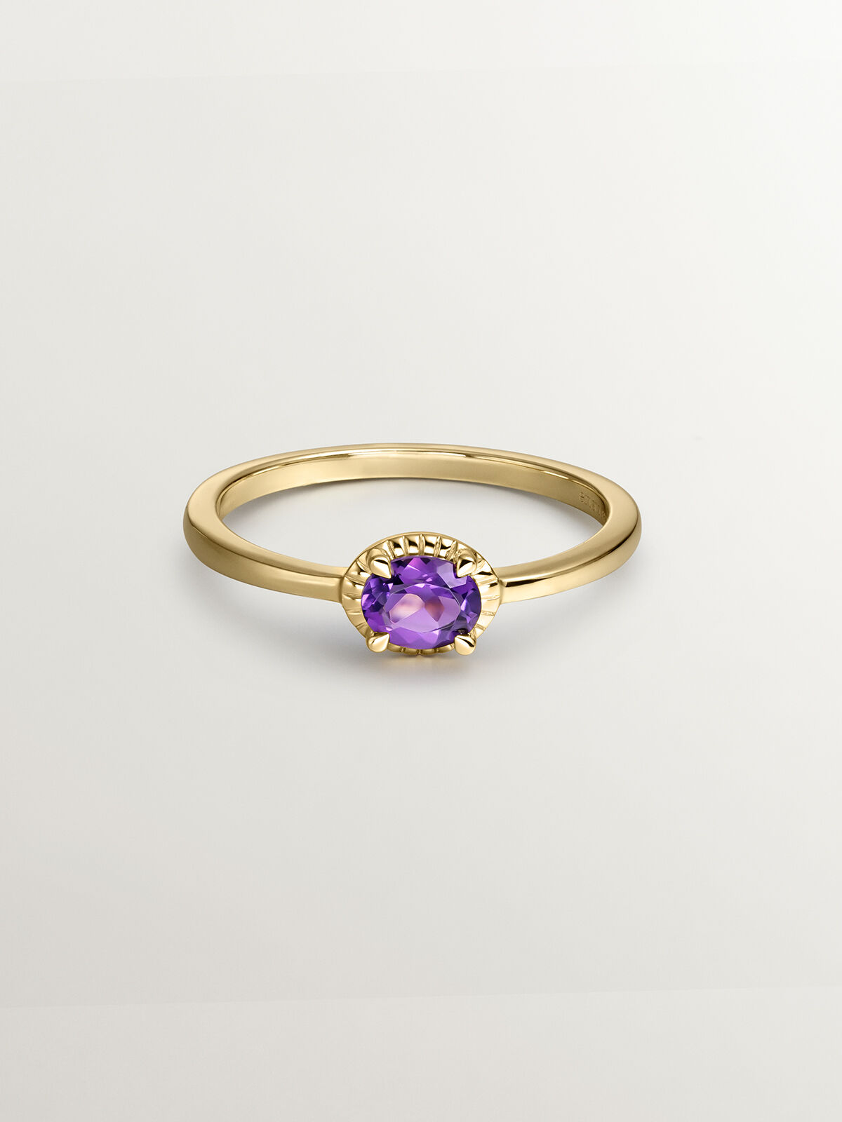 Anillo de plata 925 banada en oro amarillo de 18K con piedra amatista morada Aristocrazy