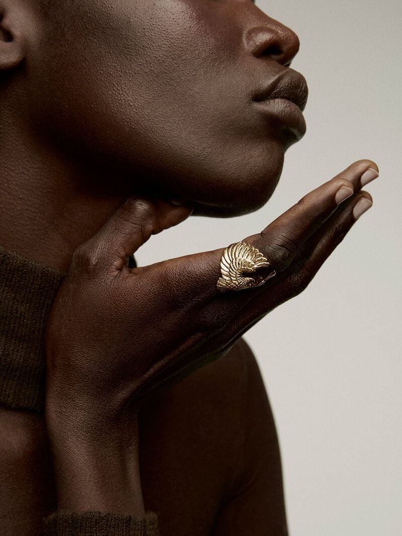 Wide 925 silver ring coated in 18K yellow gold with an eagle shape. image number 3