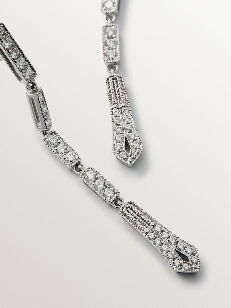 Pendientes largos de oro blanco de 18K con diamantes en talla brillante image number 4