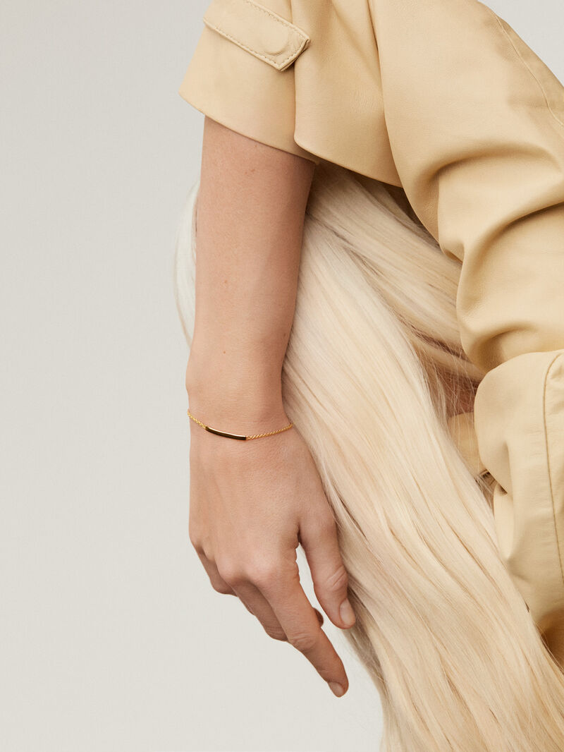 Pulsera tipo esclava de plata 925 bañada en oro amarillo de 18K con corazón interior image number 1