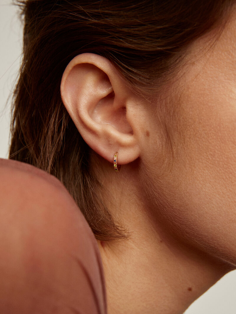 Individual 9K yellow gold hoop earring with tsavorites and multicolor sapphires. image number 3