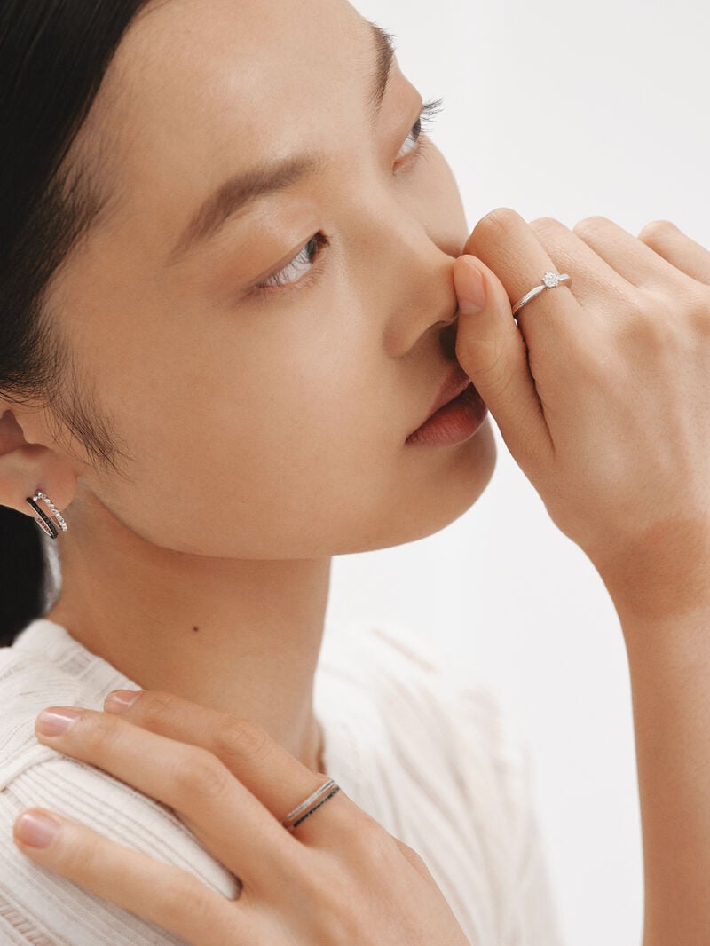 Double hoop earrings made of 925 silver with embossing and black spinels image number 5