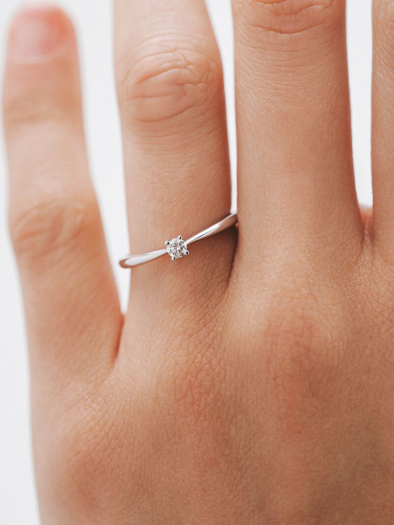 18K white gold ring with brilliant cut diamonds image number 1