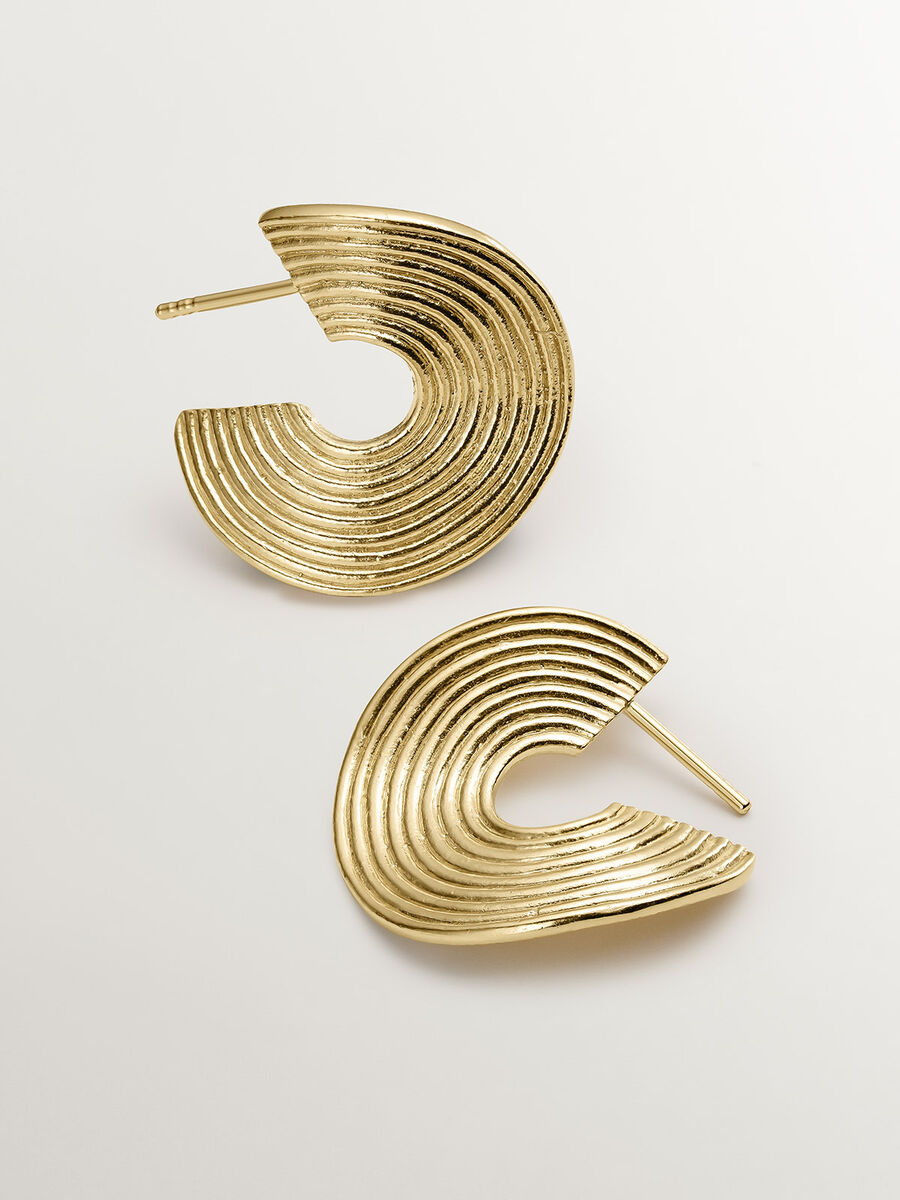 Medium-size, embossed, hammered hoop earrings in 18kt yellow gold-plated sterling silver, J05217-02, hi-res