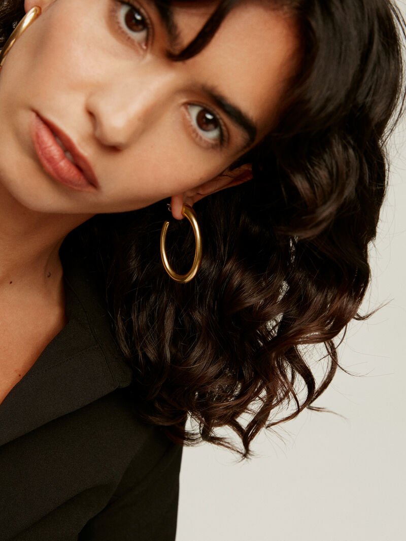Large hoop earrings made of 925 silver, coated in 18K yellow gold, with an oval shape. image number 3