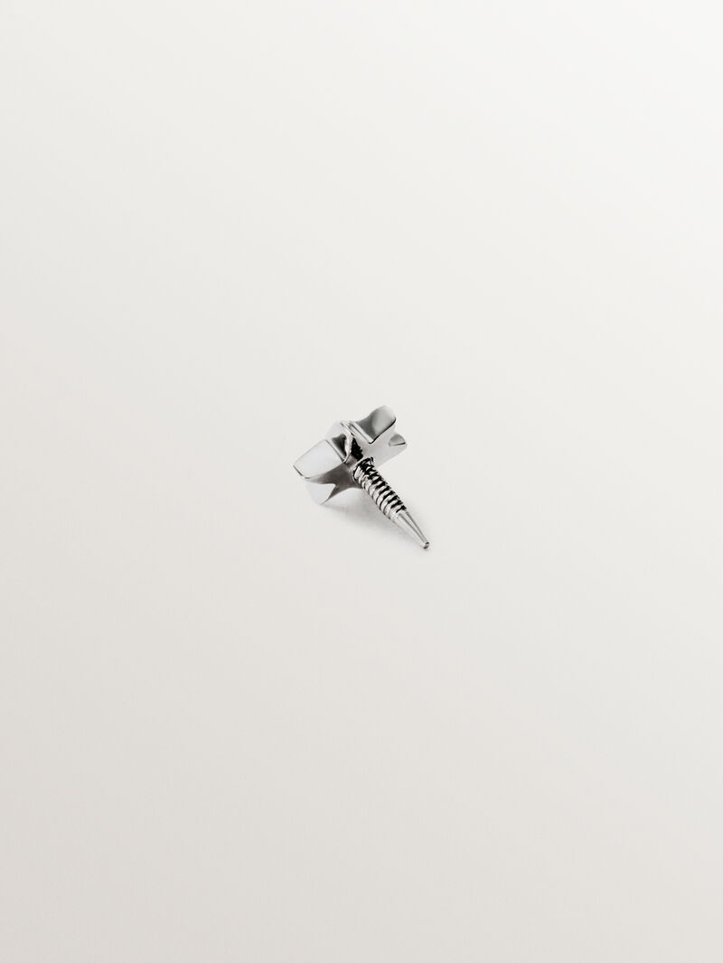 18K white gold piercing in a star shape. image number 1