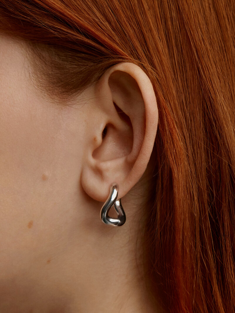 Medium thick 925 silver hoop earrings with a wavy shape. image number 3