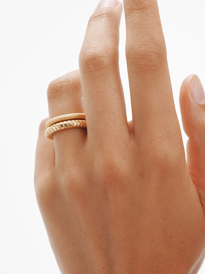 Anillo pequeño con textura de plata 925 bañada en oro de 18K image number 5
