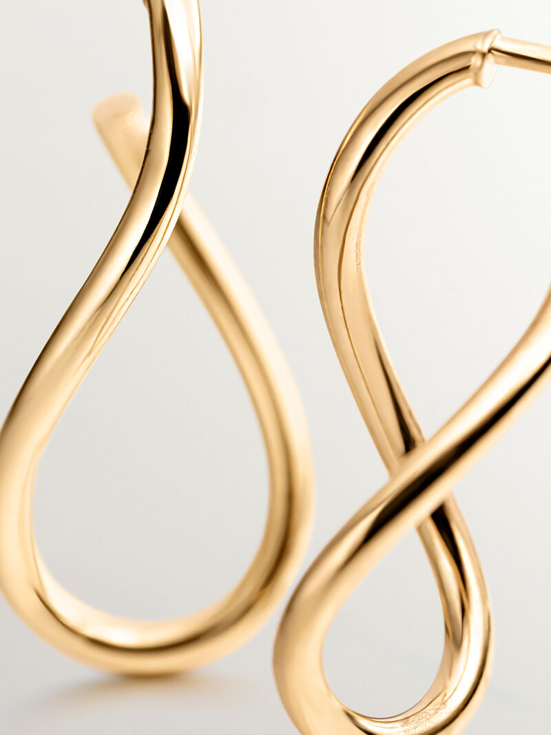 Medium wavy hoop earrings made from 925 silver, plated in 18K yellow gold image number 4
