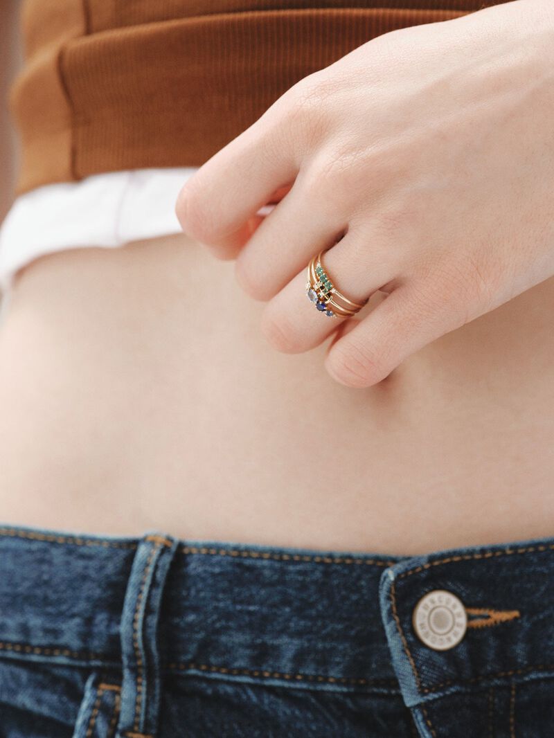 9K yellow gold ring with emeralds and diamonds image number 5