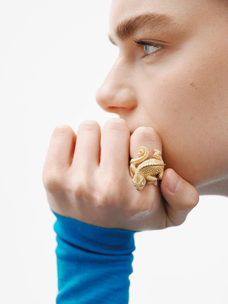 Wide 925 silver ring bathed in 18K yellow gold in the shape of a chameleon. image number 3