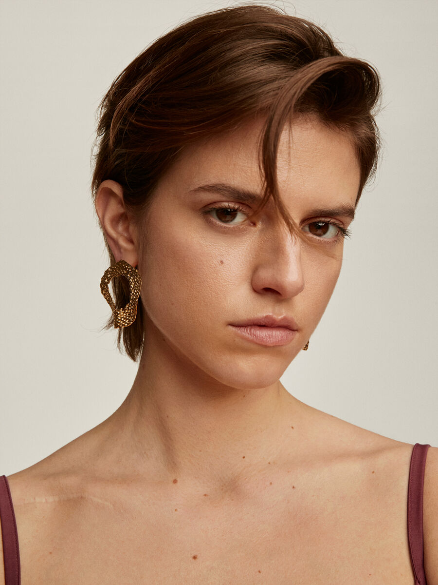 Large gold plated wicker circle earrings , J04417-02, model