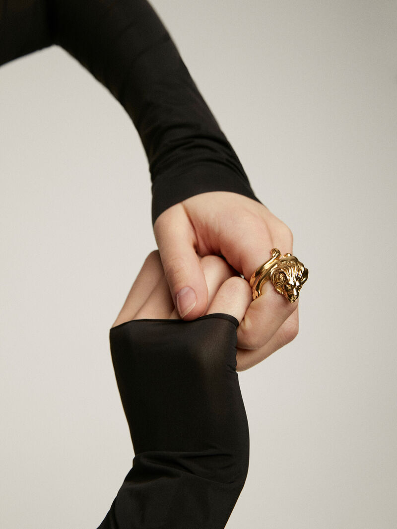 931 Silver ring bathed in 18K yellow gold in the shape of a lion image number 1