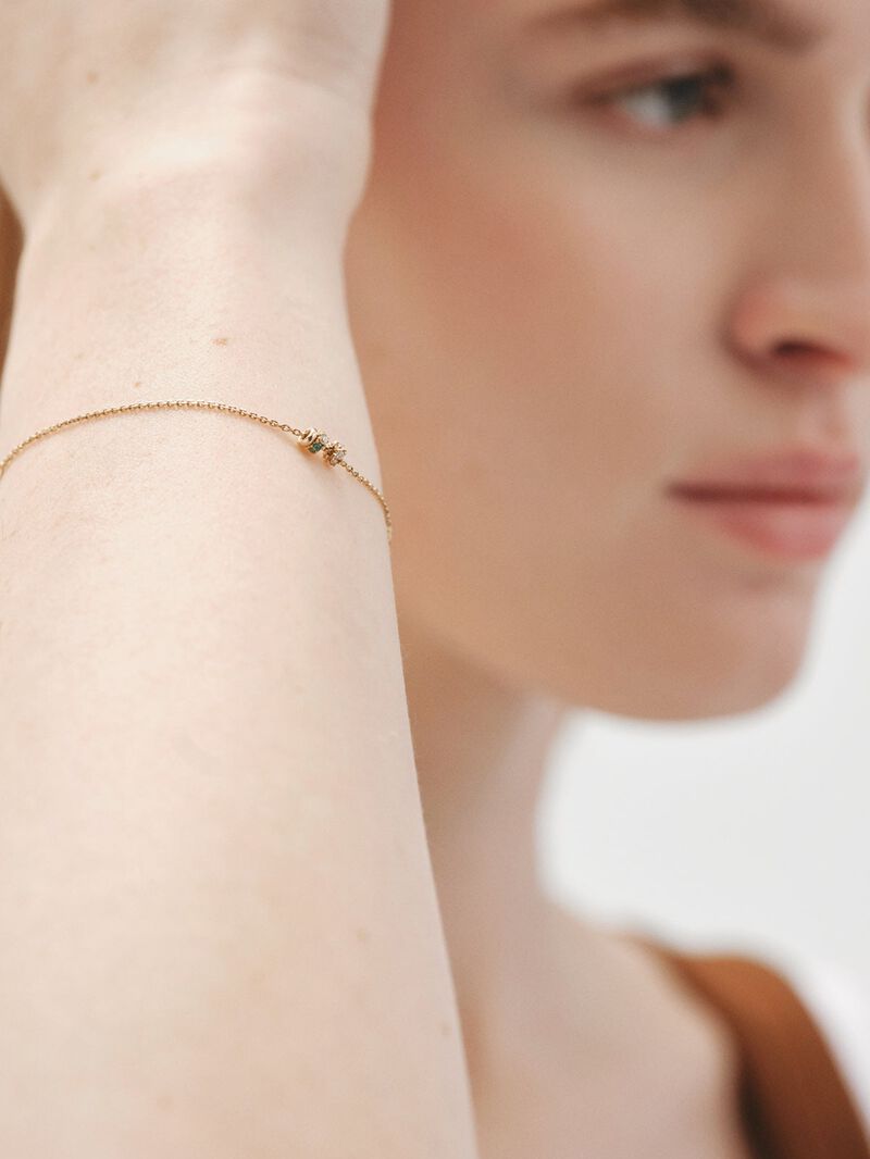 9K yellow gold bracelet with emeralds and diamonds image number 3